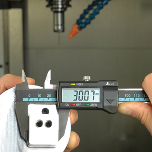 シンワ・デジタルノギス大文字ホールド・150MM 19975－大工道具・測定